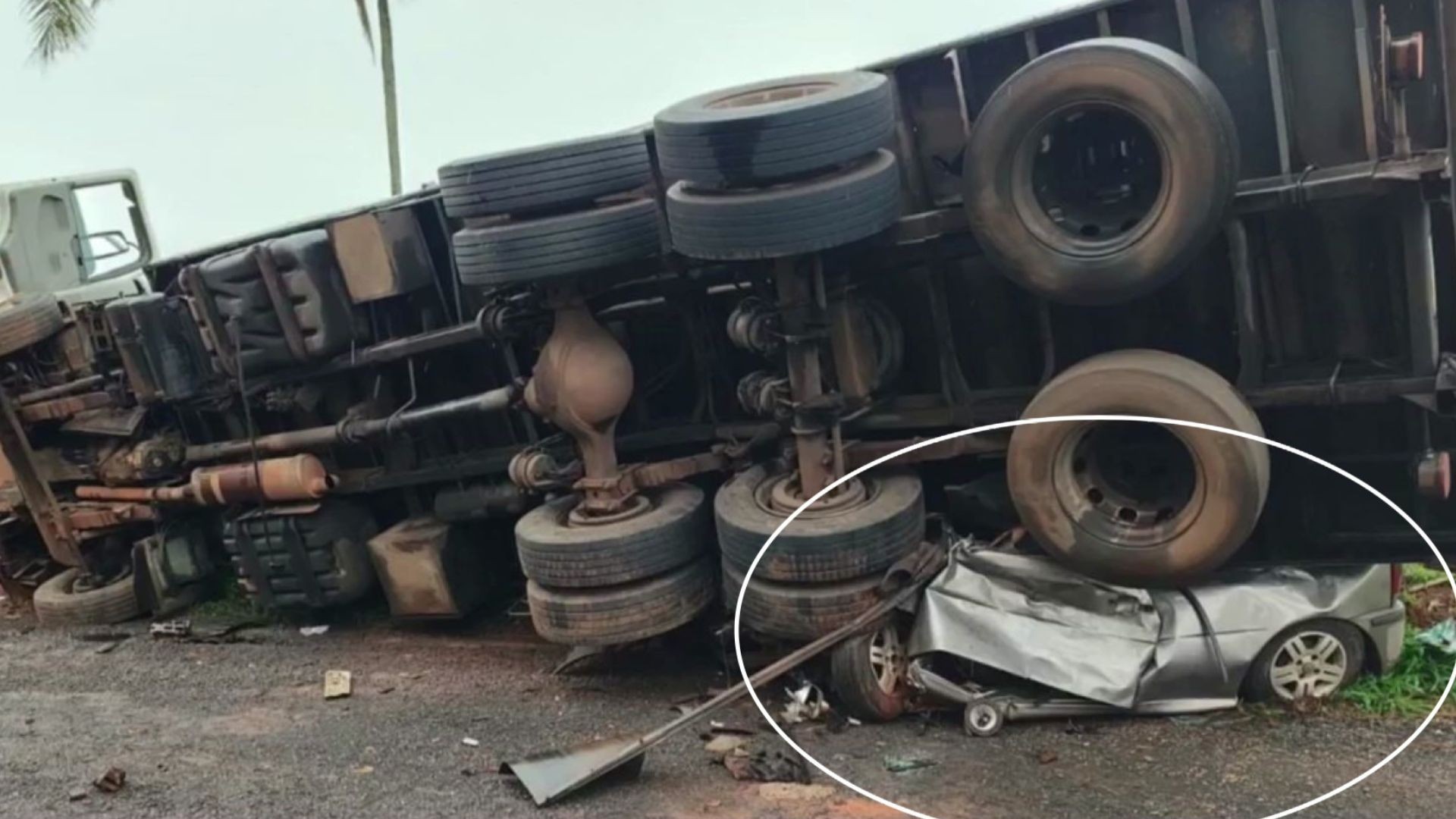 Caminhão tomba em cima de carro, e quatro pessoas morrem em rodovia no interior de SP