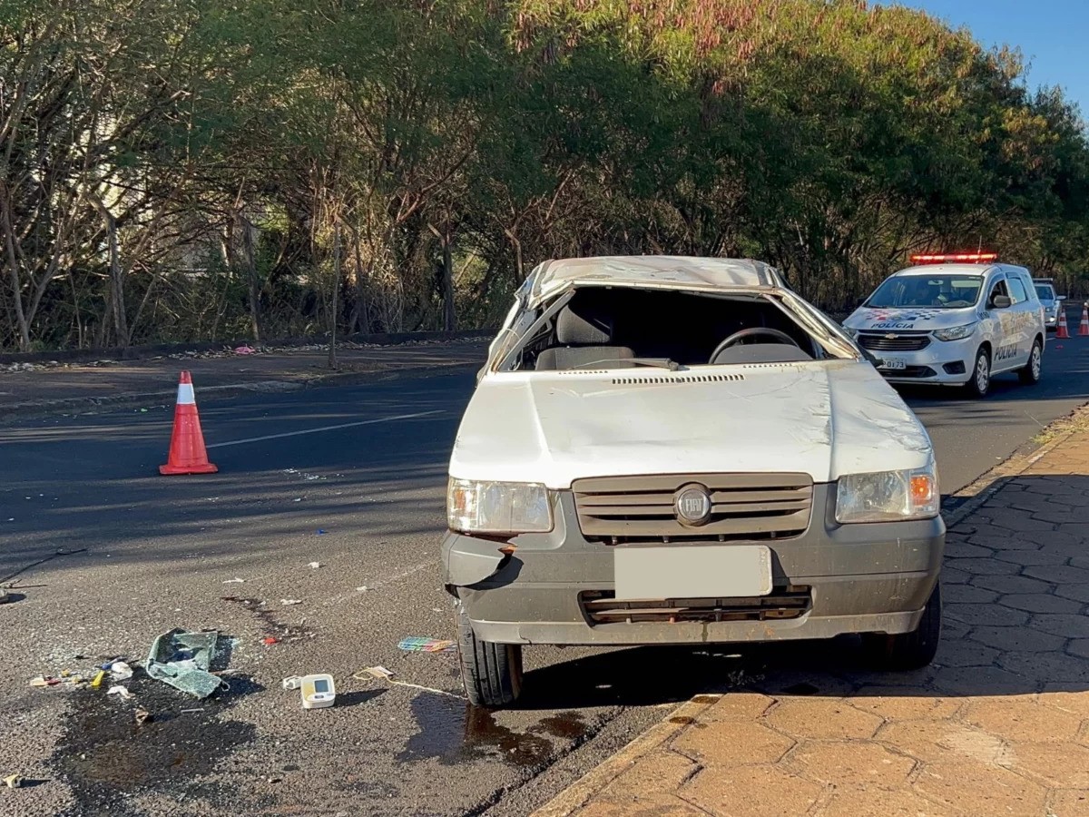 Motorista de 24 anos fica ferido após capotar o carro em Araraquara