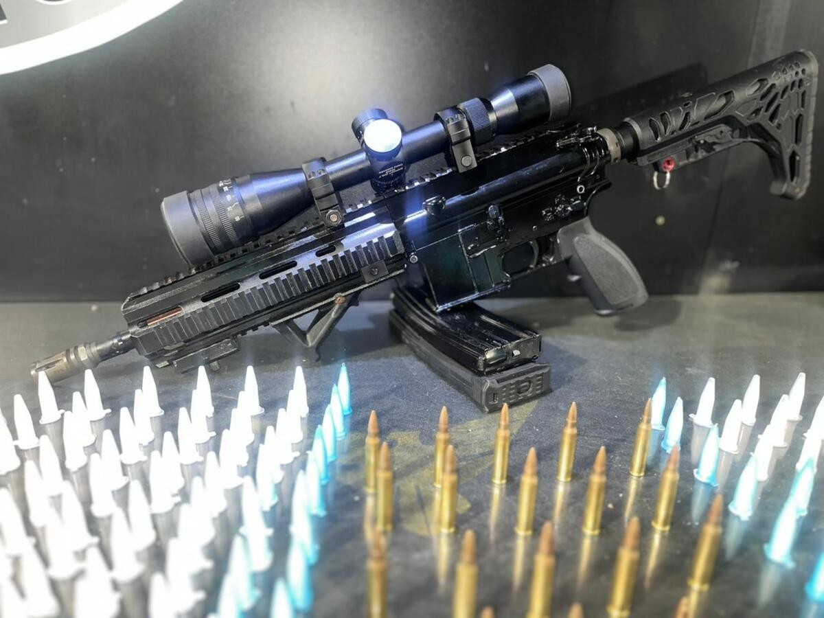 Fuzil e mais de 500 pinos de cocaína são apreendidos no Bairro Jóquei Clube, em Juiz de Fora