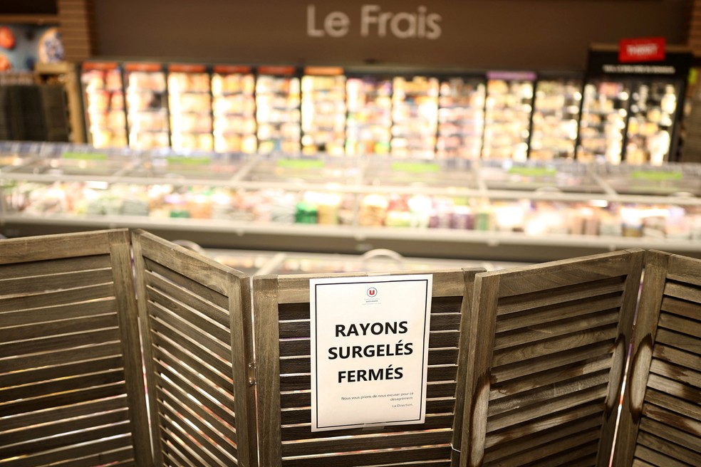 Imagem do corredor de congelados fechado em um supermercado próximo a Nantes, após um ataque cibernético que teve como alvo os sistemas de refrigeração de redes de supermercados francesas, causando perdas de alimentos e incêndios em várias lojas, na França, em 12 de outubro de 2026 — Foto: REUTERS/Stephane Mahe