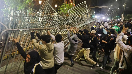 Geração Z protesta contra o governo do Peru; caos nas ruas deixa feridos após confronto com a polícia - Manifestantes entraram em confronto com a polícia durante protestos em Lima. Juventude peruana está insatisfeita com uma reforma da previdência movida pelo governo de Dina Baluarte e escândalos de corrupção e insegurança.