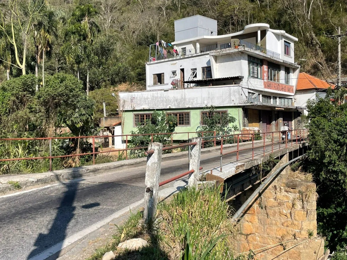 Ponte do Arranha-Céu, em Itaipava, é interditada novamente para veículos pesados em Petrópolis