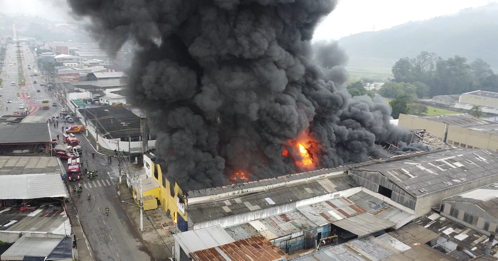 VÍDEO: incêndio de grandes proporções atinge empresa de reciclagem em Santana de Parnaíba