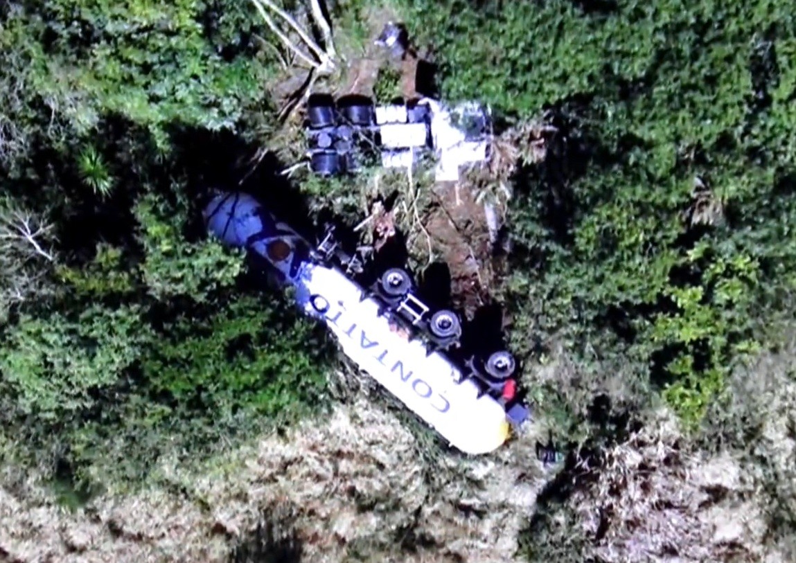Carreta-tanque tomba, vaza gás e BR-277 é interditada por 3 horas no Paraná