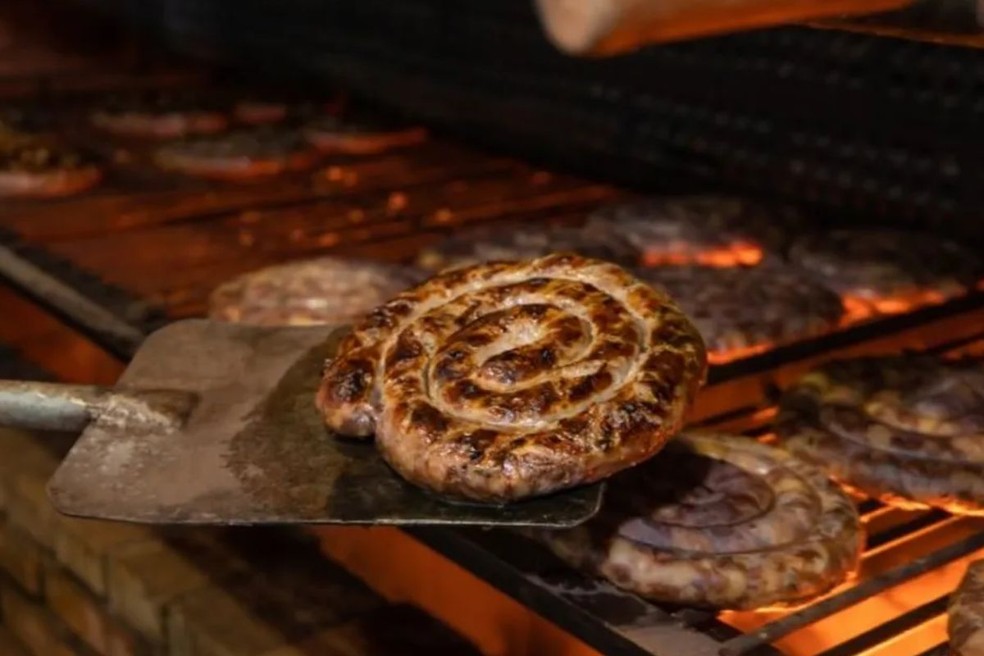 Linguiça é temperada com "laranja azeda". — Foto: Gov-MS/Reprodução