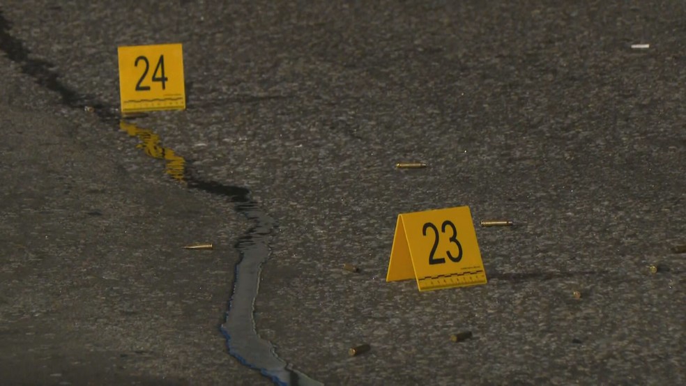 Cápsulas de balas ficaram espalhadas pela Avenida Adhemar Bebiano — Foto: Reprodução/TV Globo