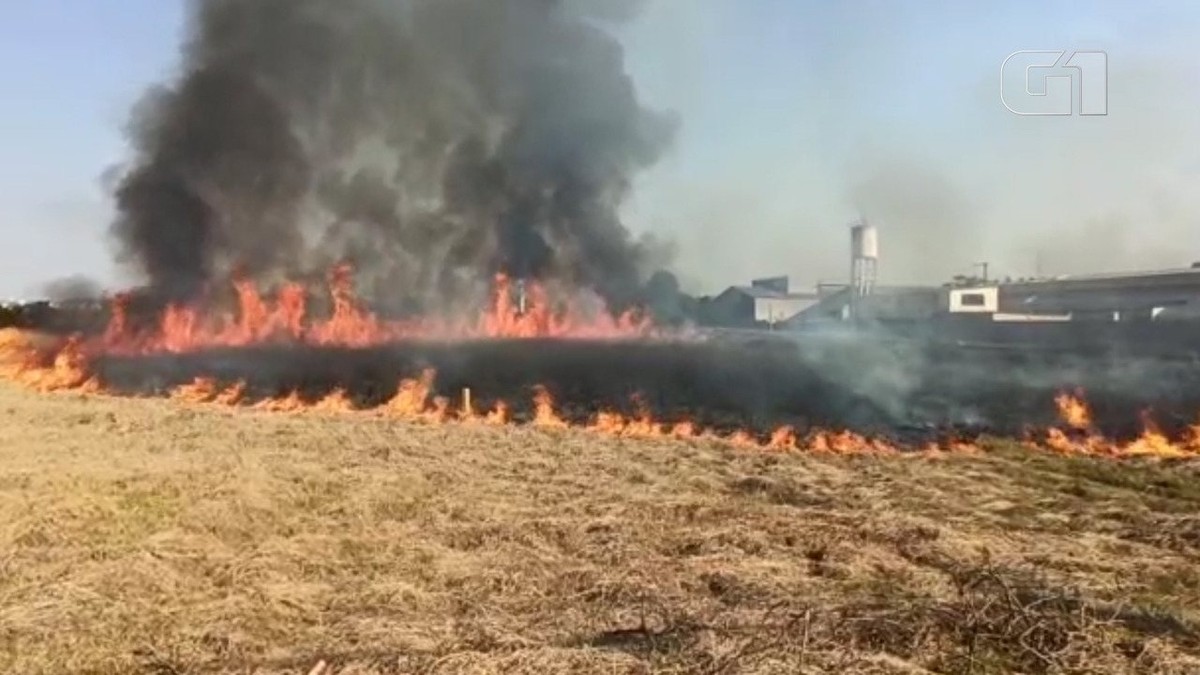 Fogo atinge fábrica em César de Souza, em Mogi das Cruzes, Mogi das Cruzes  e Suzano