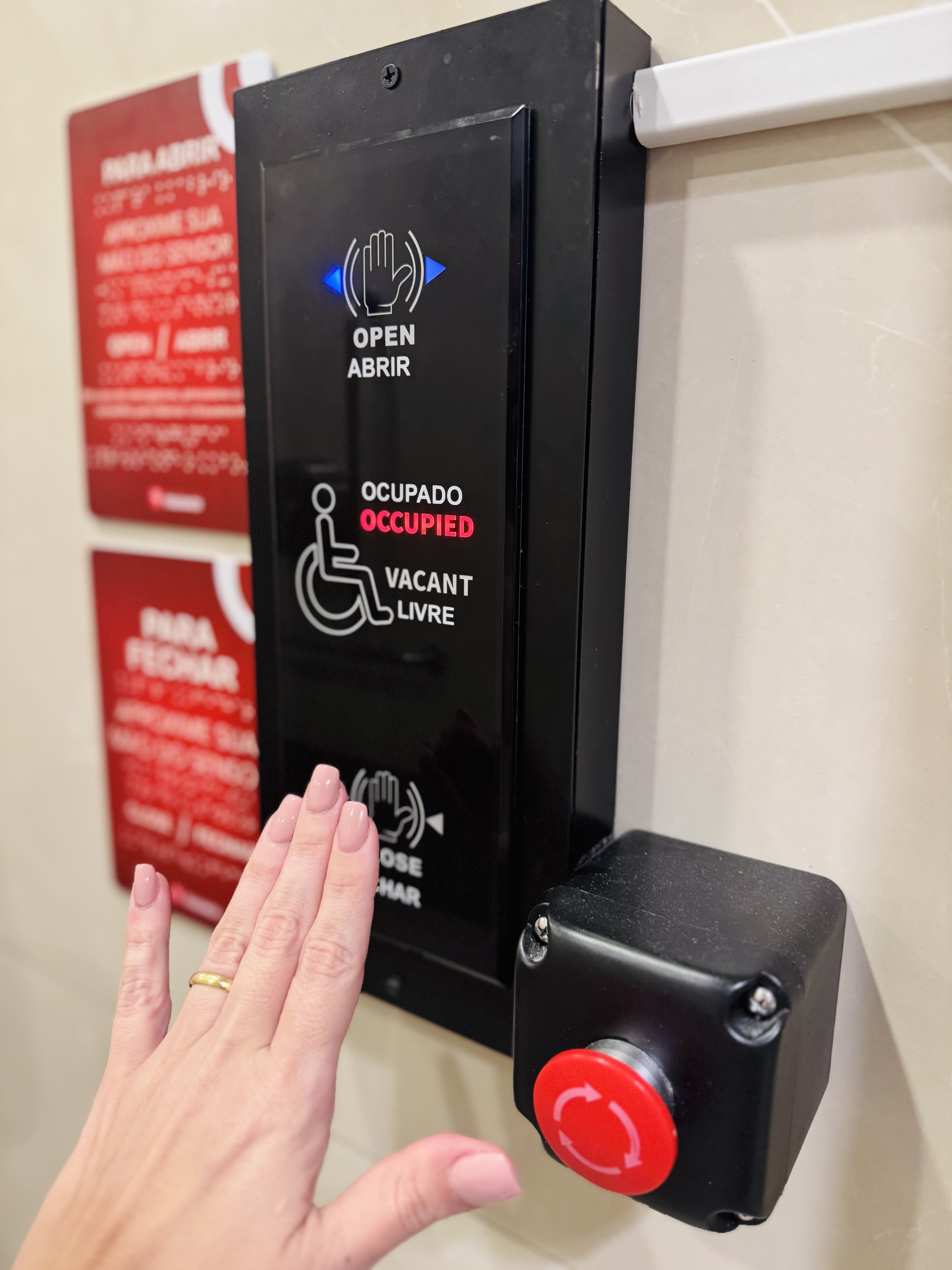 Shopping instala porta automática da Tecnoport para garantir acessibilidade a cadeirantes