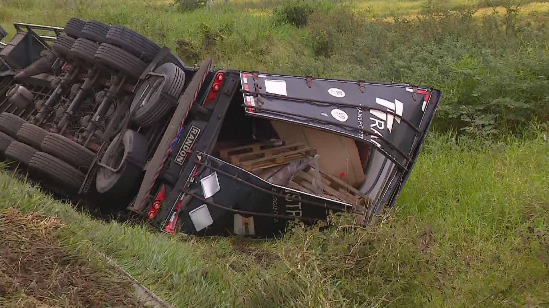 Caminhão com carga inflamável sai da pista e tomba na BR-290, em Porto Alegre; Bombeiros avaliam risco de explosão