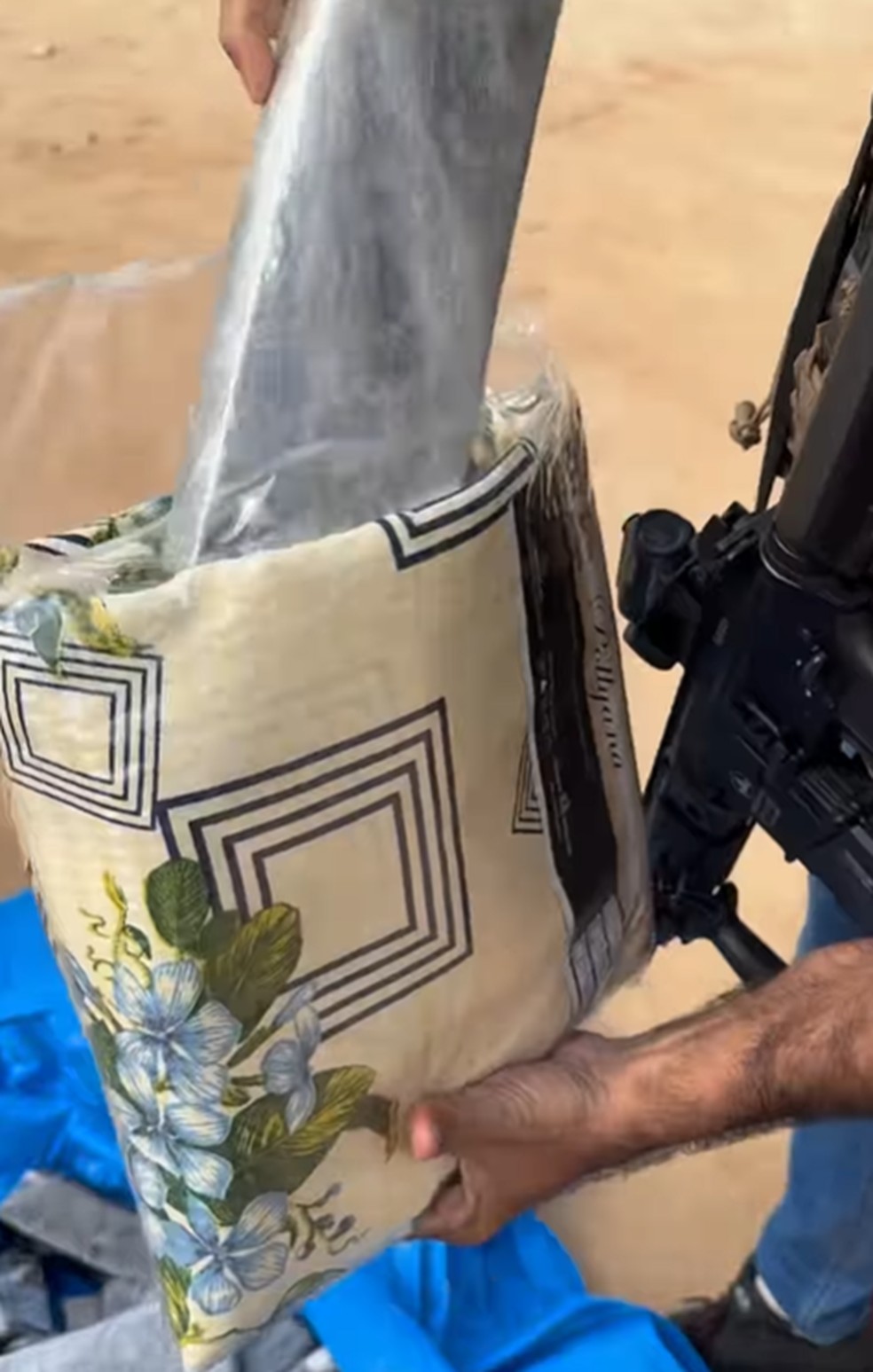 Droga estava escondida entre mantas e redes no Sertão da Paraíba — Foto: Reprodução/Polícia Civil