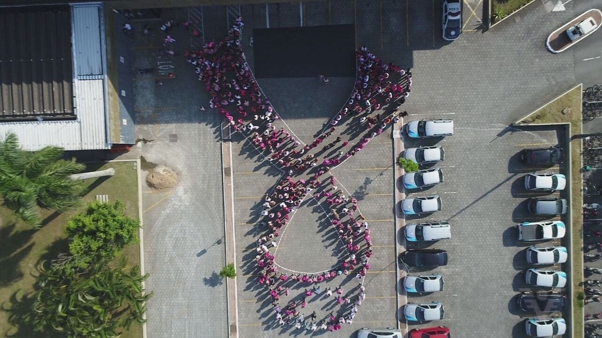 Servidores formam 'laço rosa' humano em prol do Outubro Rosa | Mais ...