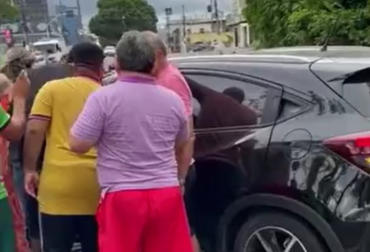 Acidente entre três carros causa complicações no trânsito no bairro Cachoeirinha, em Manaus