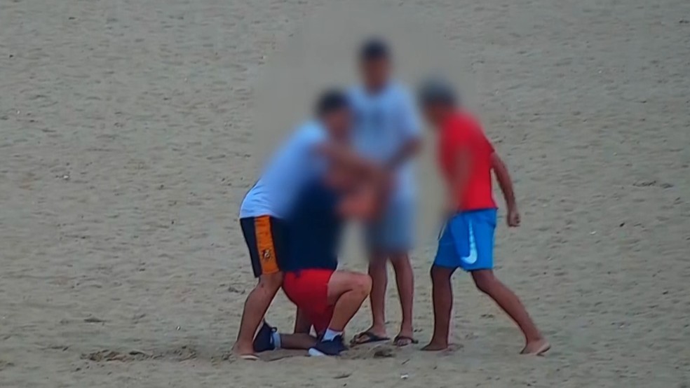 Criminosos perseguem, espancam e assaltam homem que praticava caminhada na Beira Mar de Fortaleza — Foto: Reprodução