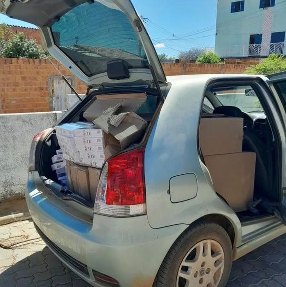 Homem é preso em flagrante suspeito de transportar maços de cigarro sem notas fiscais no oeste da Bahia — Foto: Divulgação/Polícia Militar