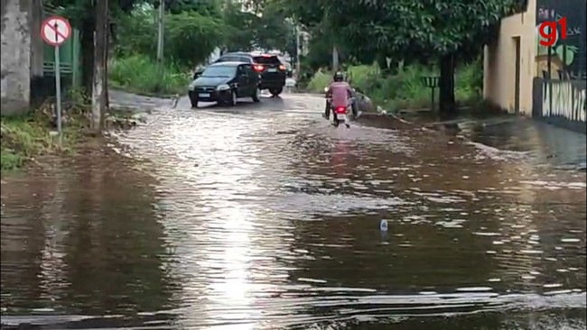 Vdeo mostra ruas de Araguana aps temporal nesta segunda-feira (10)