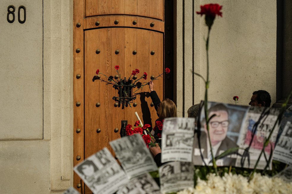 Cravos vermelhos foram colocados na entrada leste do palácio presidencial de La Moneda para marcar os 51 anos do golpe militar de 1973. — Foto: AP Foto/Esteban Félix