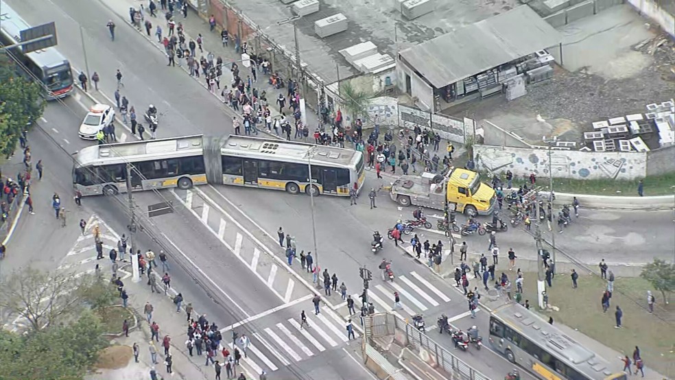 Ônibus é colocado atravessado em avenida na Zona Leste de SP — Foto: Reprodução/TV Globo