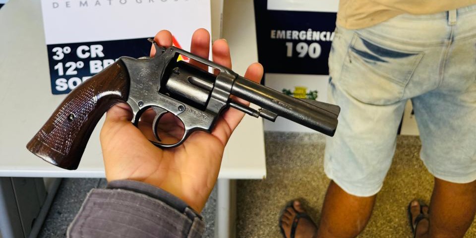 Diretora encontra arma dentro de mochila de criança de 8 anos em escola de MT
