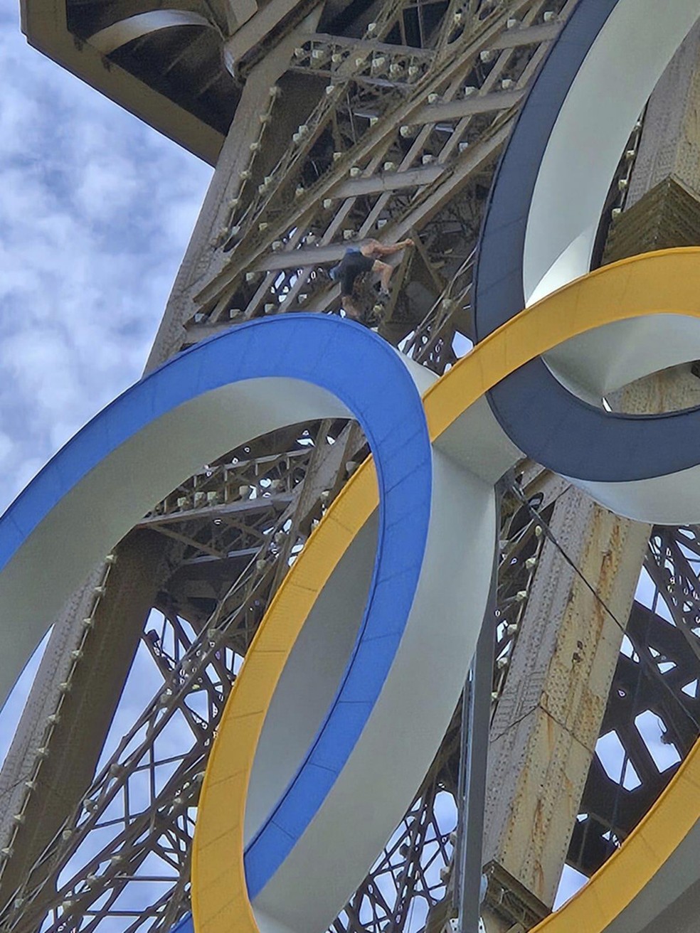 Homem escala torre Eiffel horas antes da cerimônia de encerramento das Olimpíadas, em 11 de agosto de 2024. — Foto: Nickey Worlock via AP