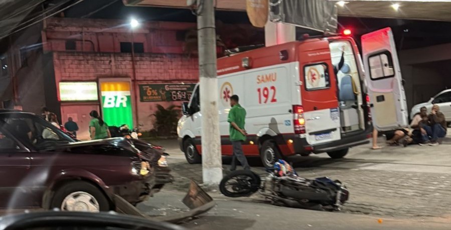 Acidente entre carro e moto deixa dois feridos em Volta Redonda