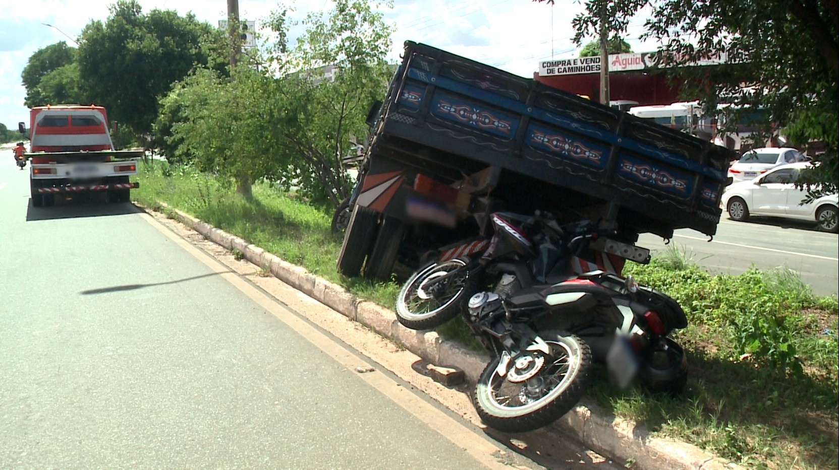 Jovem morre após batida entre moto e caminhão na BR-316, na Zona Sul de Teresina