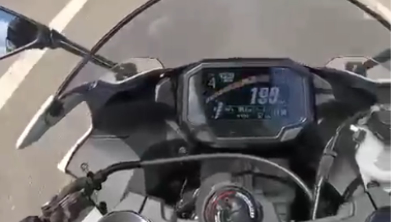 Homem é arremessado de moto após perder controle na BR-104, em Taquaritinga do Norte; VÍDEO