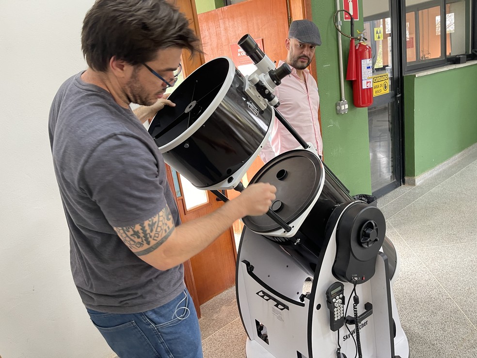 Com equipamento que será usado em observatório, na UFSCar, em Sorocaba (SP), será possível, entre outras coisas, ver planetas do sistema solar — Foto: Marcel Scinocca/g1