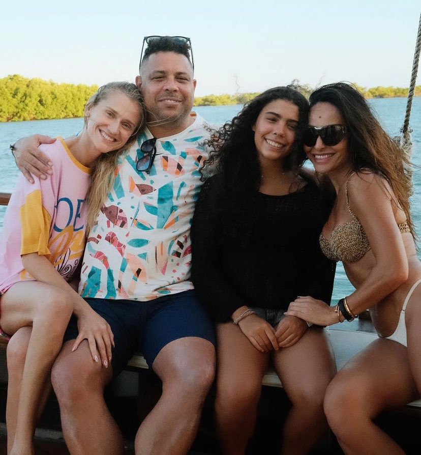 Ronaldo Fenômeno curte fim do ano com familiares em região paradisíaca da BA; Passeio no mar tem encontro com Sabrina Sato 