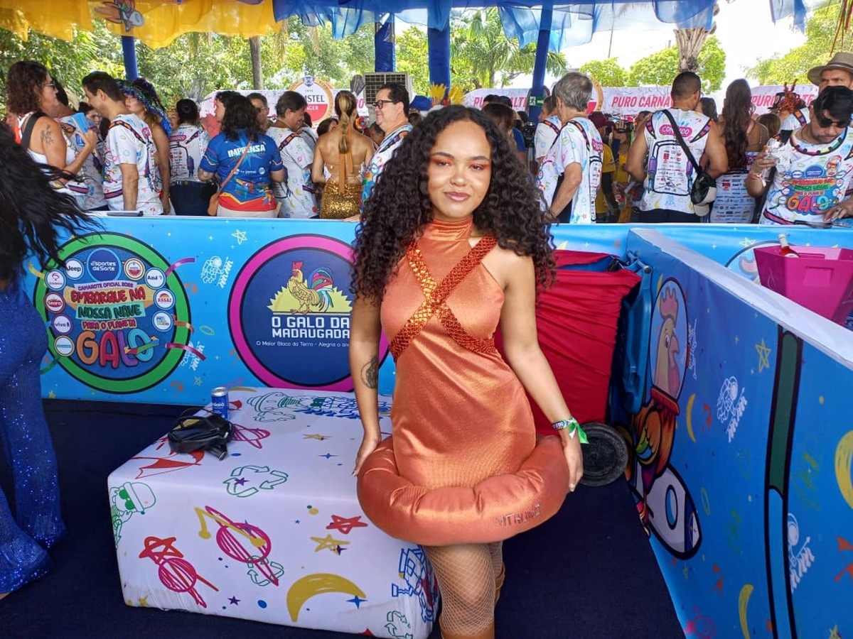 Cantora Joyce Alane usa fantasia em homenagem a Mestre Vitalino e exalta cultura de PE no Galo da Madrugada: 'Uma honra'