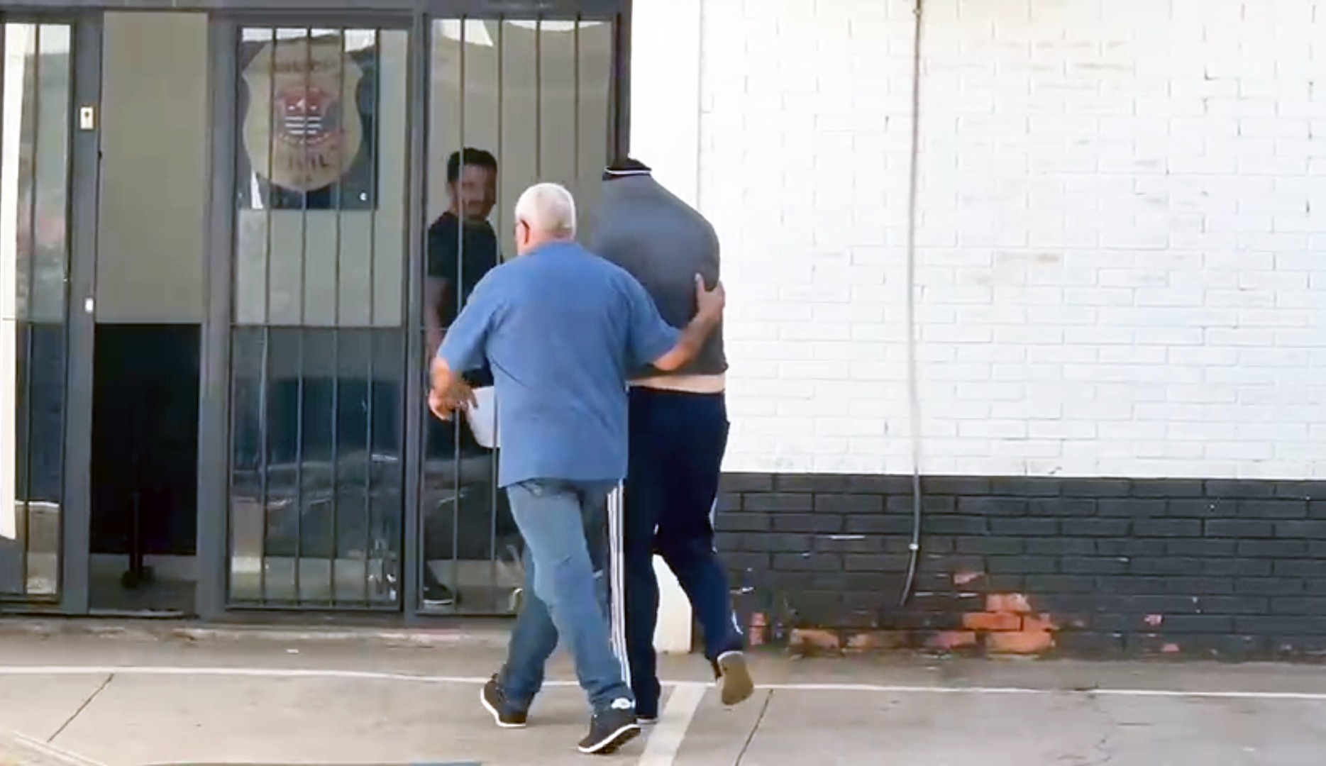 Treinador de futebol suspeito de crimes sexuais contra três adolescentes é preso em Santa Bárbara d'Oeste