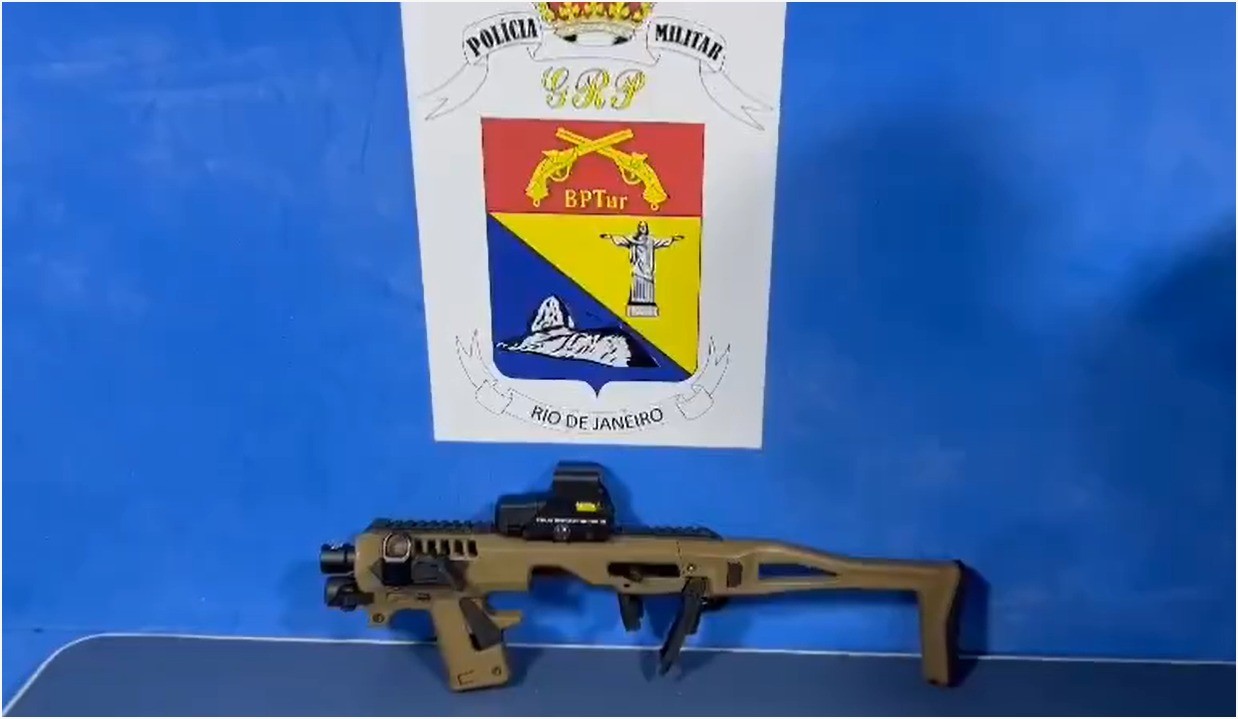 PM prende mulher que transportava kit que transforma pistola em subtertralhadora na Rodoviária do Rio