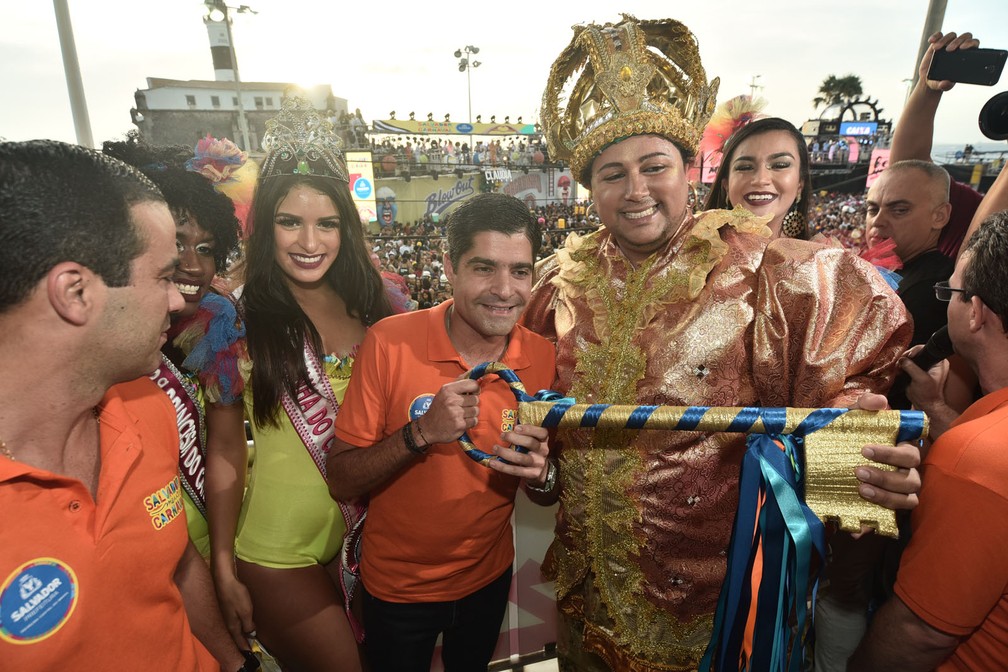 Rei Momo recebe as chaves da cidade e o carnaval toma conta do Rio