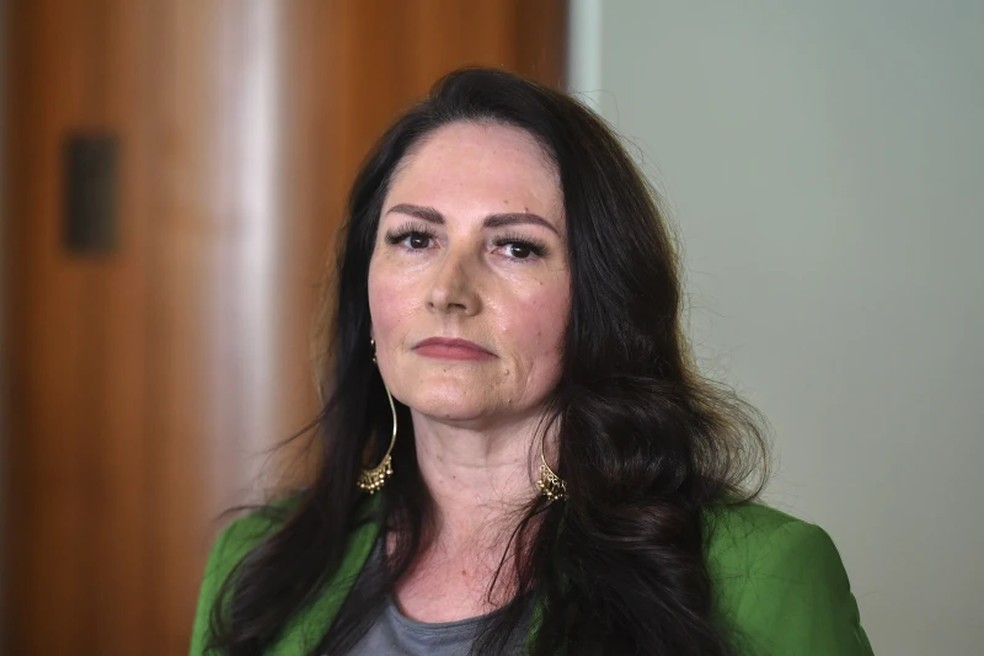 A defensora da segurança on-line Sonya Ryan participa de uma coletiva de imprensa no Parlamento em Canberra, Austrália, em 15 de junho de 2021. Ryan sabe por tragédia pessoal como a mídia social pode ser perigosa para as crianças. — Foto: Mick Tsikas/AAP via AP