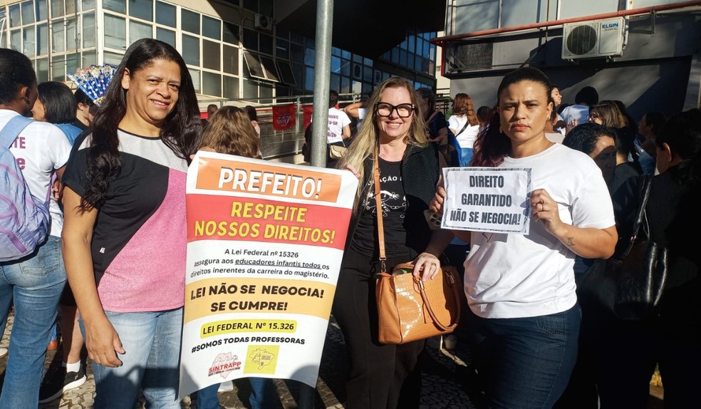 Educadores infantis fazem paralisação e protesto em frente à Prefeitura de Presidente Prudente — Foto: Cristiane Magro/Arquivo Pessoal