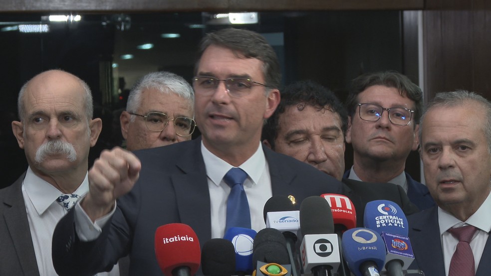 Senador Flávio Bolsonaro (PL-RJ) em coletiva à imprensa durante intervalo do julgamento do STF sobre a trama golpista — Foto: Reprodução/TV Globo
