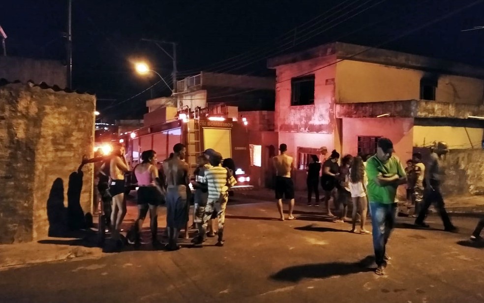 Homem coloca fogo em quarto após briga com companheira e tem corpo queimado após galão de combustível explodir em MG — Foto: Corpo de Bombeiros