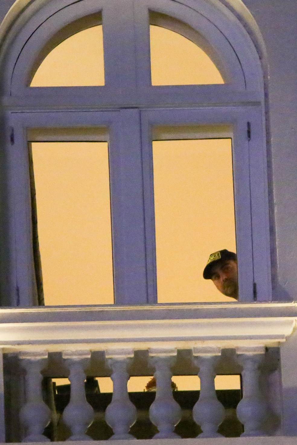 Michael Polansky, noivo de Lady Gaga, na janela do Copacabana Palace, no Rio de Janeiro — Foto: Dilson Silva/Agnews