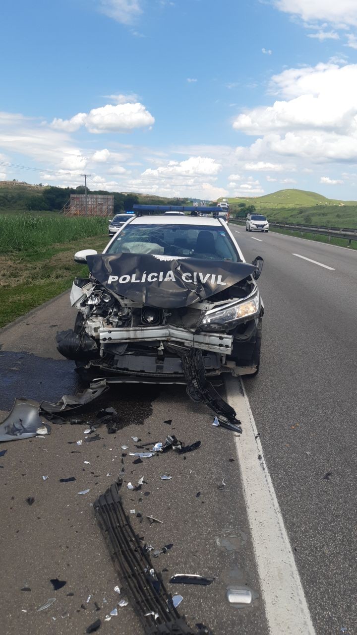 Acidente entre viatura da Polícia Civil, caminhão e caminhonete deixa dois feridos na Via Dutra, em Porto Real
