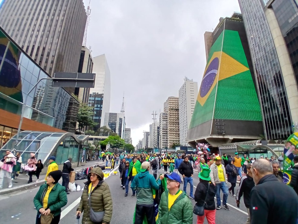 Apoiadores de Flávio Bolsonaro durante ato na Avenida Paulista nesta segunda-feira (7) — Foto: Gustavo Honório/g1