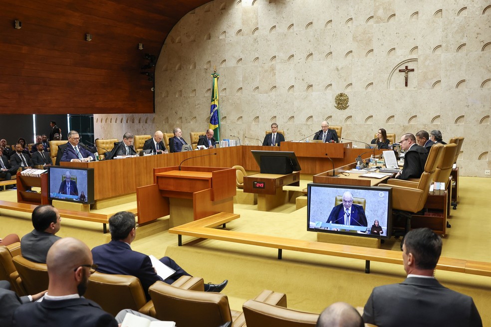 Moraes e Mendonça aparecem sentados lado a lado em sessão — Foto: Rosinei Coutinho/STF