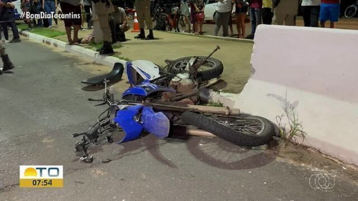 Jovem morre após perder controle de moto e bater em mureta de ponte | G1