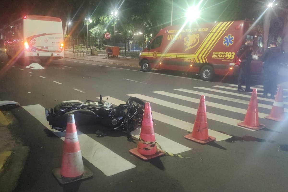 Adolescente de 17 anos morre em acidente entre moto e ônibus no Centro de Campo Grande