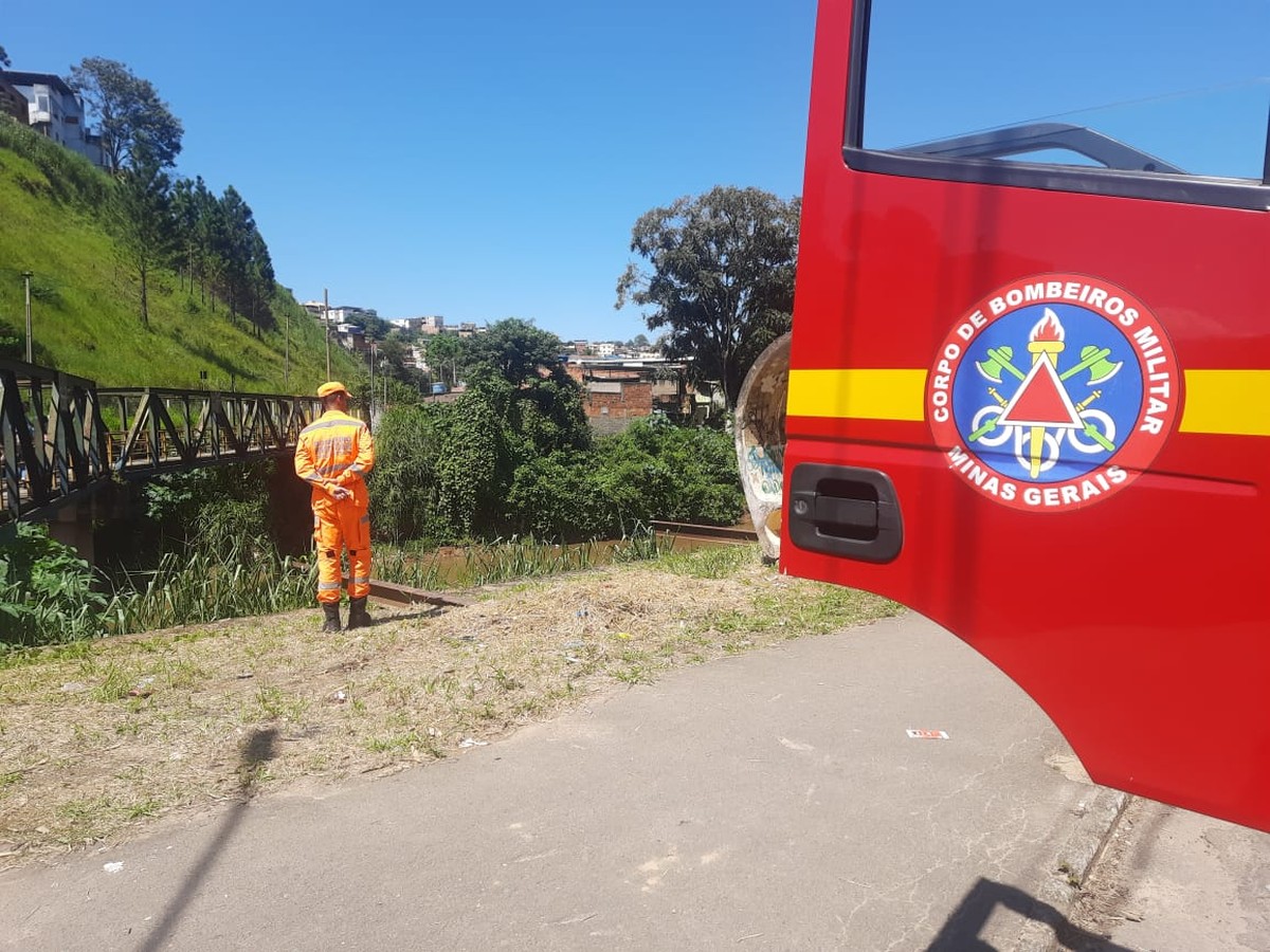 Bombeiros interrompem buscas por mulher que teria caído no Rio