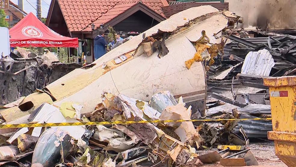 Destroos de avio que caiu em Gramado — Foto: Reproduo/RBS TV
