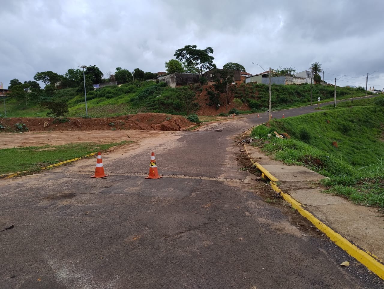 Cratera causa interdição total de rua na Vila Brasil, em Presidente Prudente