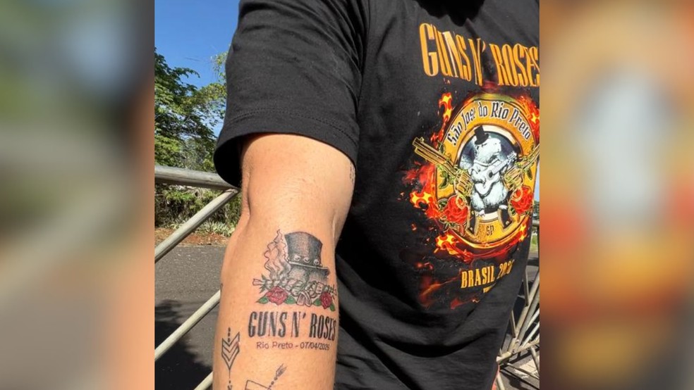Lucas Martins fez uma tatuagem em homenagem à banda Guns N' Roses — Foto: Desirèe Assis/g1