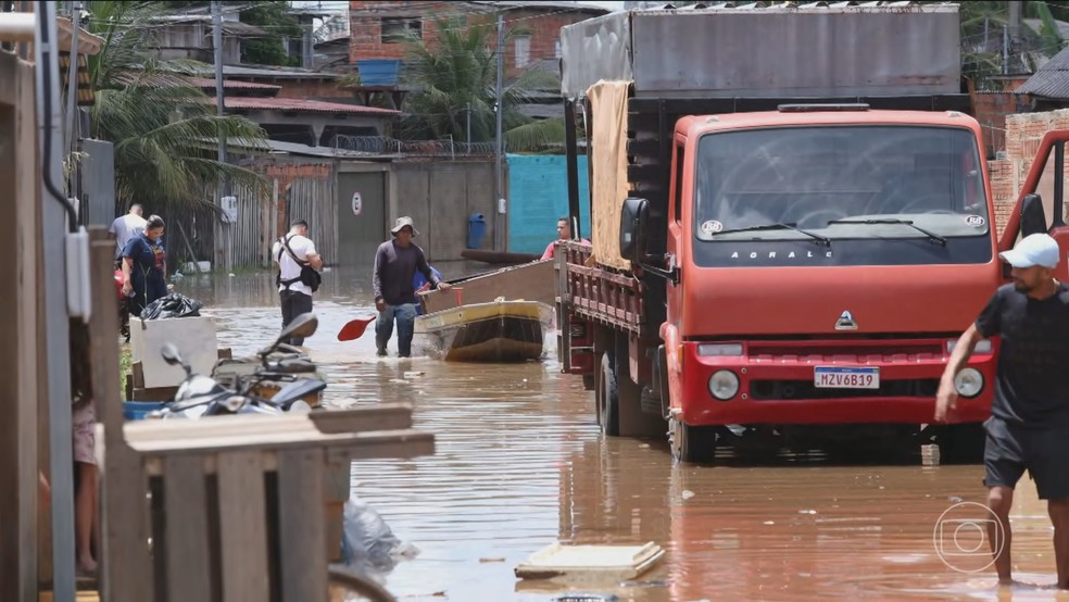 No Acre, rios e igarapés transbordam; Rio Branco está em situação de emergência — Foto: Jornal Nacional/ Reprodução