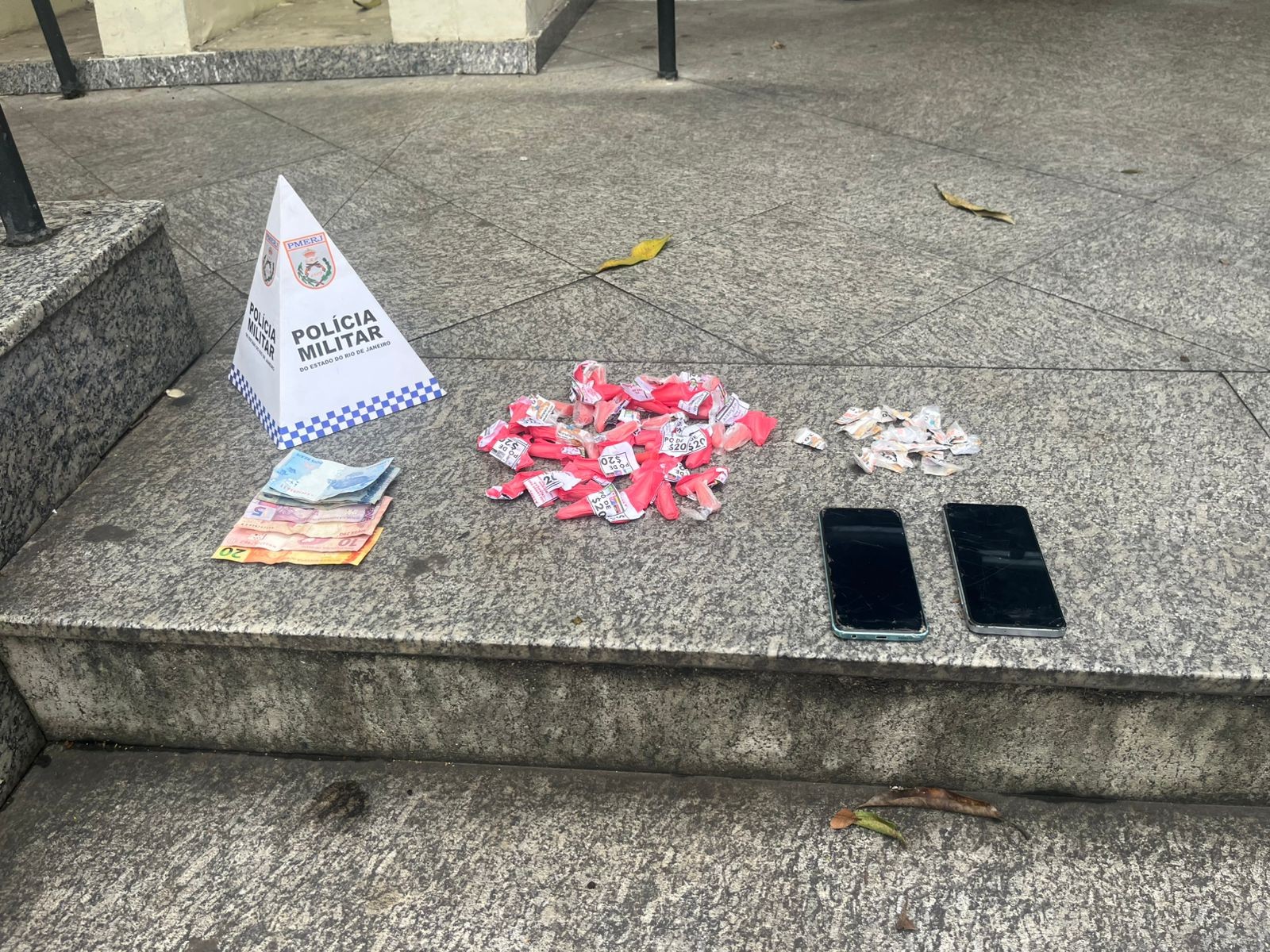 Homem é preso e menor apreendido por suspeita de tráfico de drogas em Resende