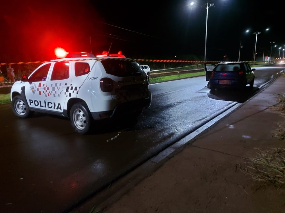Polícia Militar atende ocorrência de homicídio contra travesti em Santa Cruz do Rio Pardo (SP) — Foto: IBTV/Divulgação