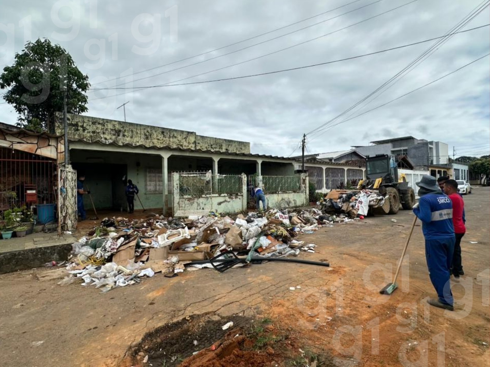 Antes e depois: limpeza em casa de idoso que acumulava lixo retira 26 toneladas de entulho em 2 dias no AC